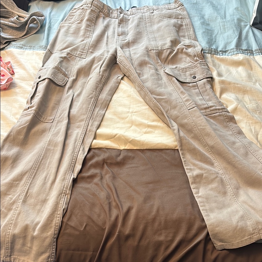 Aeropostale Women's Tan Cargo Pants